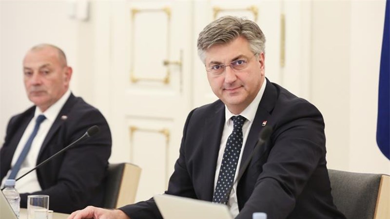 Vlada donijela odluku kojom se javnim i državnim službama povećavaju plaće